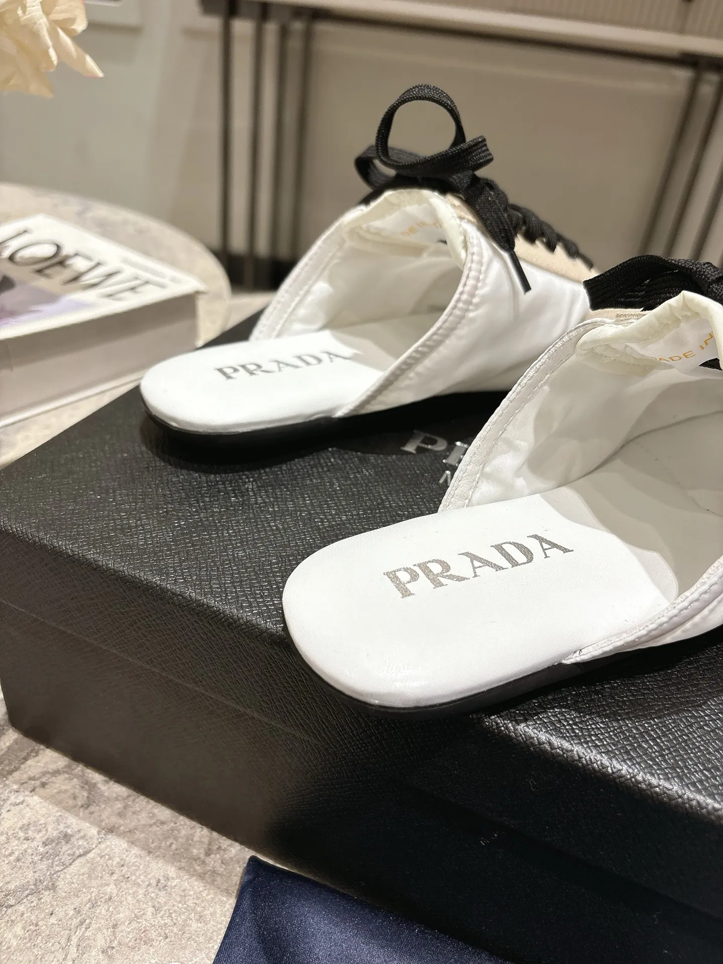 👟👟Ex-factory price 502👟👟 Prada Prada spring and summer show thin-soled moral training shoes for women. The 25ss show style item with the highest export rate. The suede upper has a texture, and the inner sheepskin is wrapped. It is soft and waxy. The insole is thickened with lambskin. It is extremely comfortable to step on, has a sense of support, and feels well wrapped. The shoe shape is full of wrapping, light, easy to wear and practical, a casual shoe, original molded rubber outsole Size: 35-39 (40 41 customized, non-refundable)